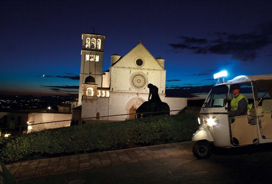 Assisi: Panoramic Tuk Tuk Tour - Headsets, listening, and what the ride feels like