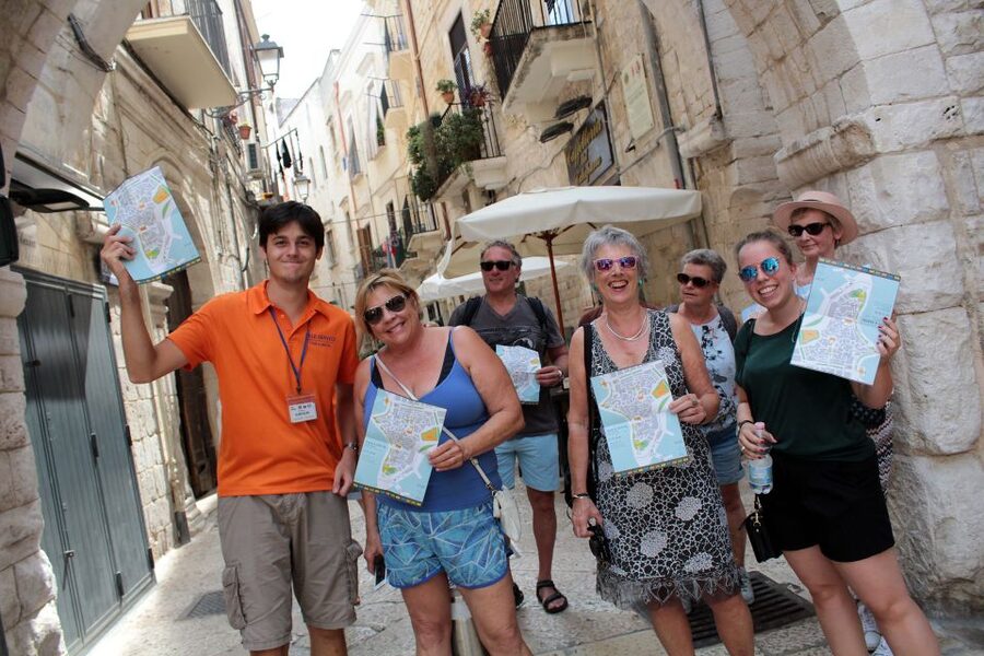 Bari: Guided Walking Tour - Piazza del Ferrarese and Piazza Mercantile, where the city speaks out loud