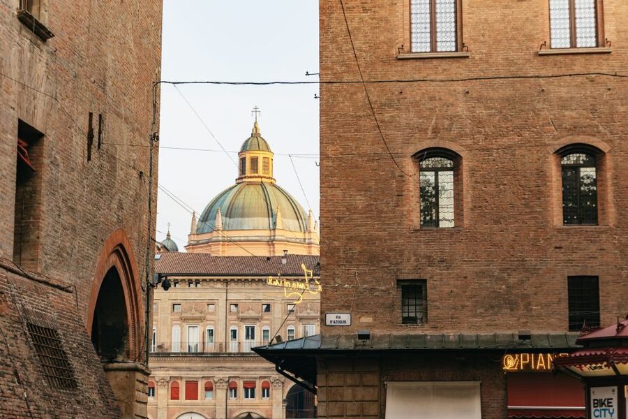 Bologna: City Center Walking Tour - Quadrilatero Market: history, snacks, and where to aim your appetite