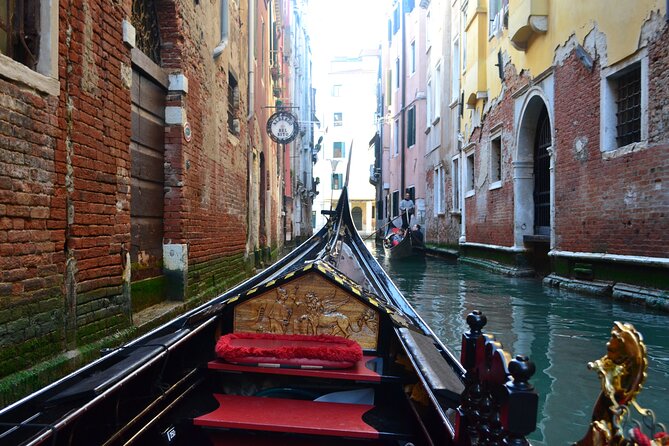 Charming Gondola Ride on the Grand Canal & Gondola Gallery™ - Shared gondola reality: what you gain and what you might not