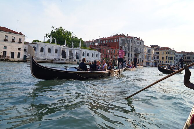 Charming Gondola Ride on the Grand Canal & Gondola Gallery™ - Sunset options and timing: how to pick the right moment