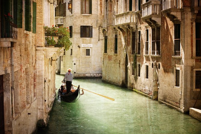 Classic 30-Minute Gondola Ride in Venice - Weather, Cold, and the Waiting Game