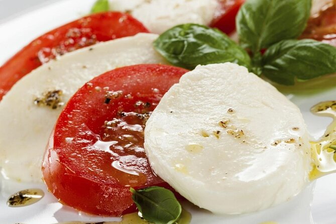 Cooking class with Pasta, mozzarella and Tiramisu with wine - Mozzarella first: tomatoes, basil, and the texture lesson