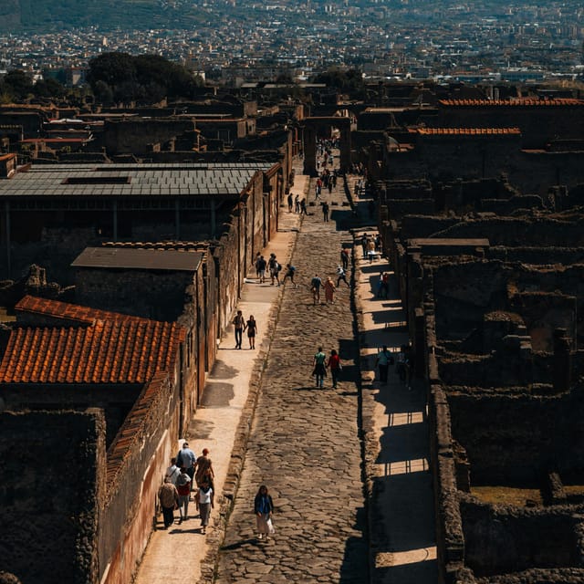 Discover Pompeii: French Walking Tour of the Buried City - The 2-hour walk: how the guide experience usually unfolds