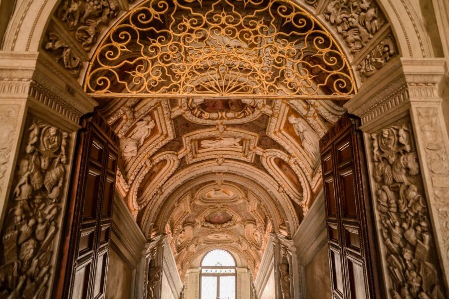 Doge's Palace & St. Mark's Basilica with Terrace Access Tour - Bridge of Sighs and the New Prisons: the story behind the dramatic name