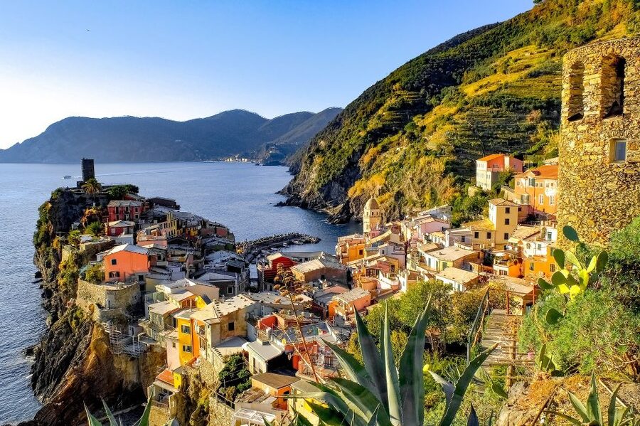 Florence: Cinque Terre Day Trip with Optional Street Food - The day’s rhythm: coach to Levanto, then train to Manarola