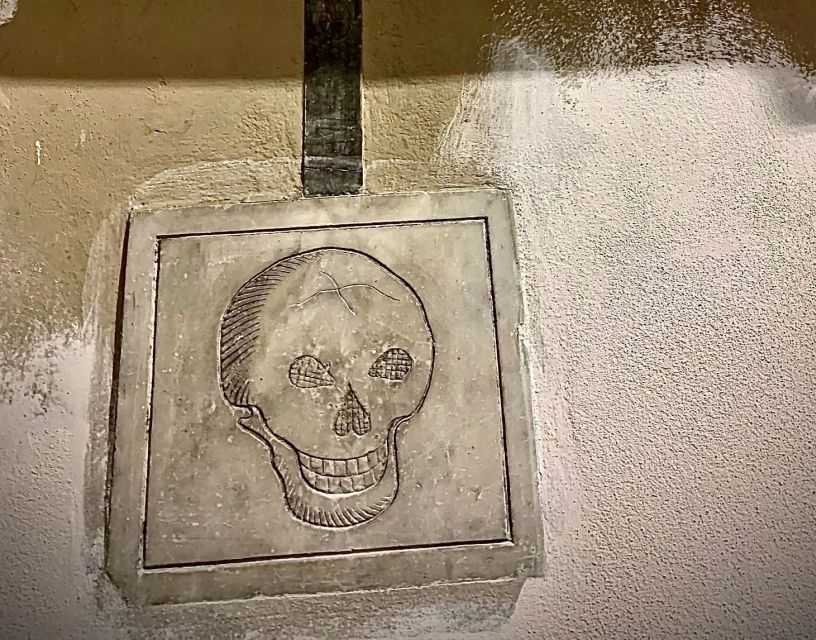 Florence: Dark Mysteries and Legends Guided Walking Tour - Piazza San Marco Start, Green Umbrella, and a 105-Minute Rhythm