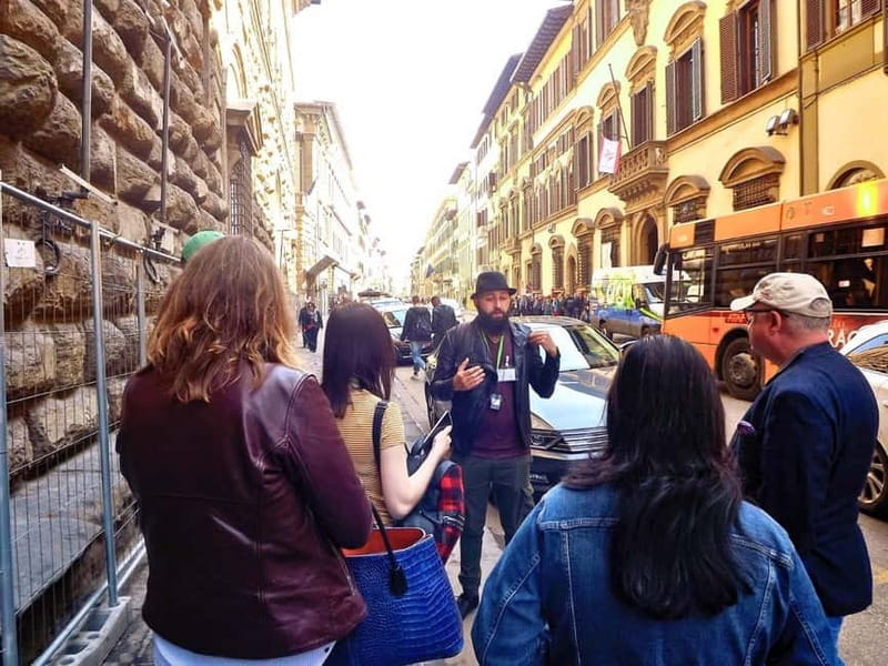 Florence: Medici Family Guided Walking Tour - Ponte Vecchio to Oltrarno: The Bridge Moment and the Shift to Palazzo Pitti