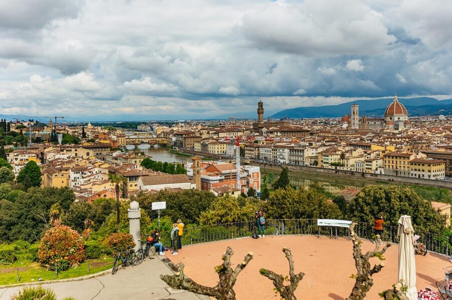 Florence: Old Town Golf Cart Excursion - Bridges, Piazza views, and crossing the Arno at Santa Trinita