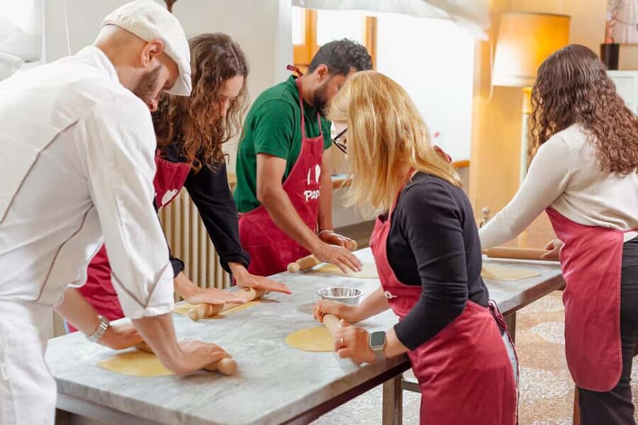 Florence: Pasta Class with Wine, Limoncello and Dessert - The flow of the 3 hours, from intro to shared pot