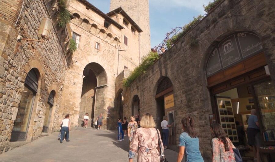 Florence: Pisa, Siena, S. Gimignano, Chianti Wine & Lunch - San Gimignano’s towers and cobbled squares: how to spend your time wisely