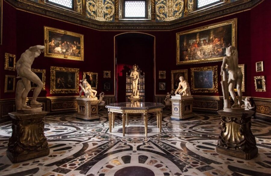 Florence: Uffizi Gallery Priority Entrance and Tour - Getting In Early at the Uffizi, near Piazza della Signoria