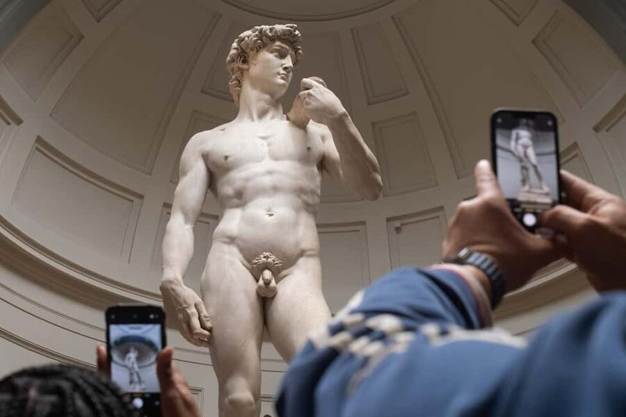 Florence: Walking Tour with David, Duomo & Uffizi Gallery - Piazza della Signoria to Ponte Vecchio: the Florence postcard route, explained