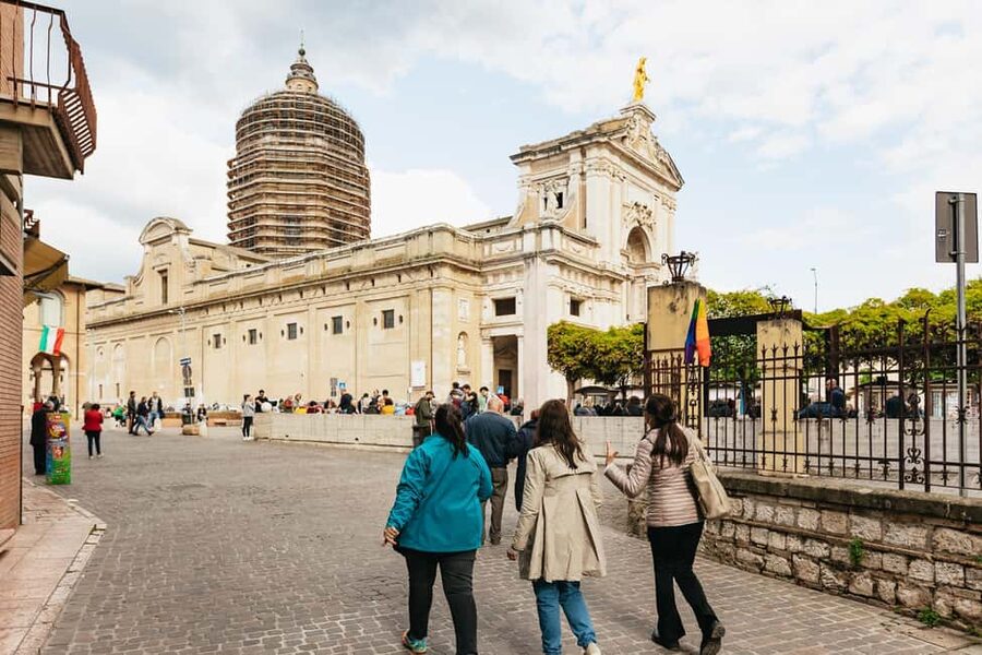 From Florence: Orvieto and Perugia Tour with Church Visits - Perugia free time: Piazza IV Novembre, Fontana Maggiore, and Rocca Paolina