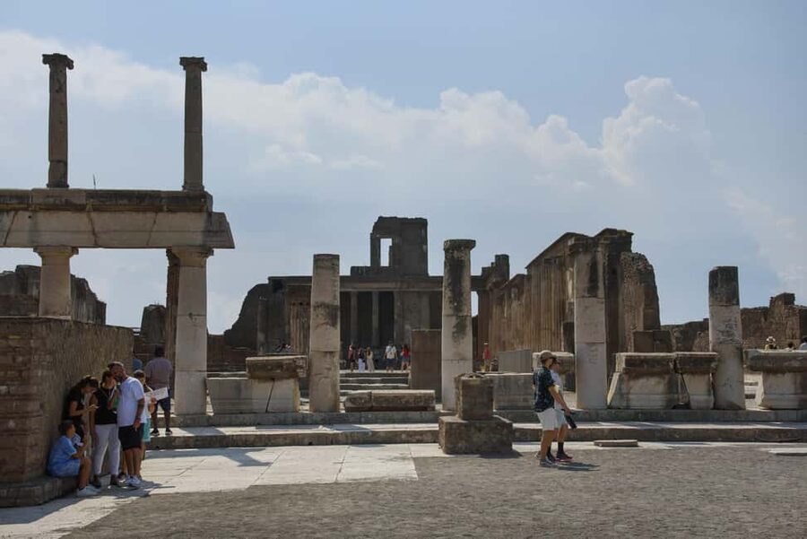 From Naples: Pompeii and Vesuvius Guided Day Trip with Lunch - Lunch near the mountain, with real local comfort food
