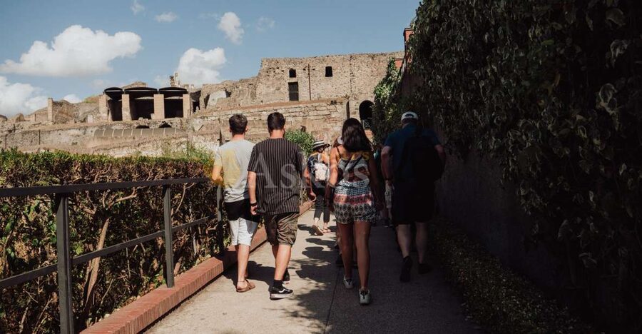 From Naples: Pompeii & Herculaneum with Archaeologist Guide - Pompeii in 2 Hours: A Fast but Focused Guided Walk