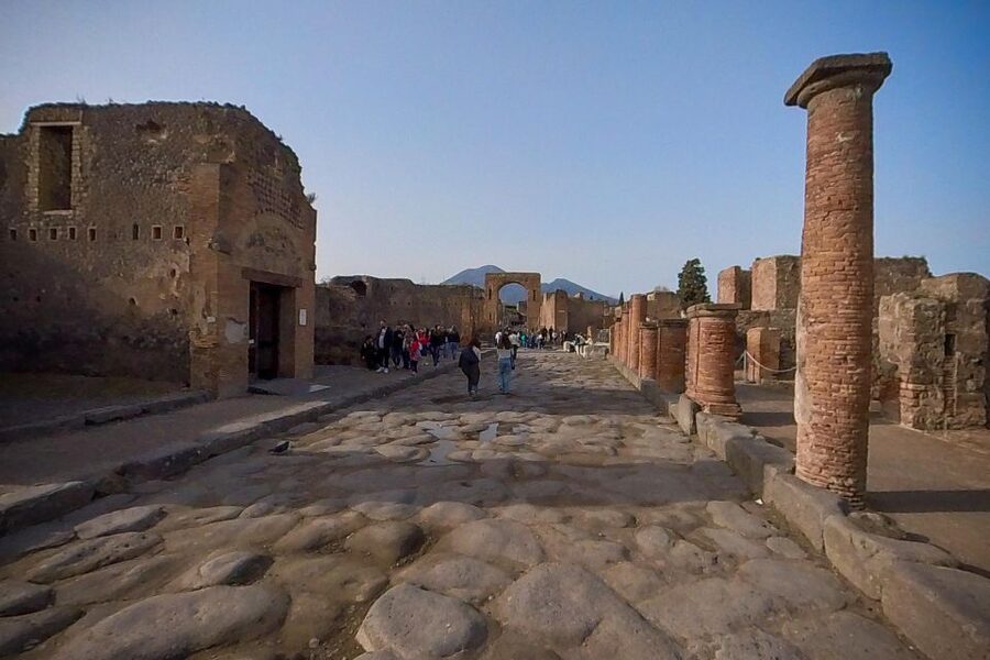 From Sorrento: Pompeii and Vesuvius Guided Tour with Lunch - Entering Pompeii Archaeological Park: getting real meaning in 2 hours