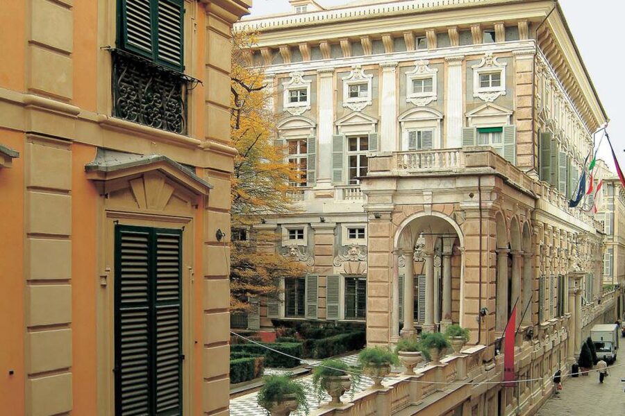 Genoa: 2-Hour Guided Walking Tour of the Historical Center - Bilingual guiding in real life, and how to get the most from it