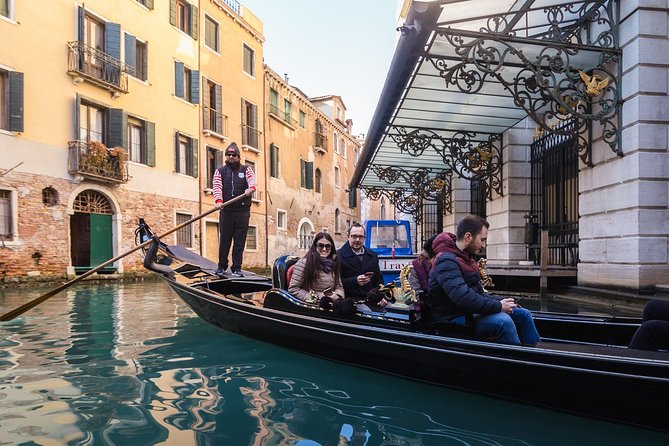 Grand Canal Gondola Experience with Live Commentary™ - VR at the start: neat if it runs smoothly, frustrating if it does not