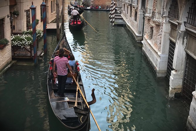 Grand Canal Gondola Experience with Live Commentary™ - The ride itself: 30 minutes, tight group limits, and two possible routes