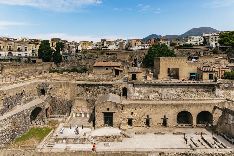 Herculaneum: Skip-the-Line Guided Tour with Archaeologist - Forum and the Waterfront: The Human Cost of Vesuvius