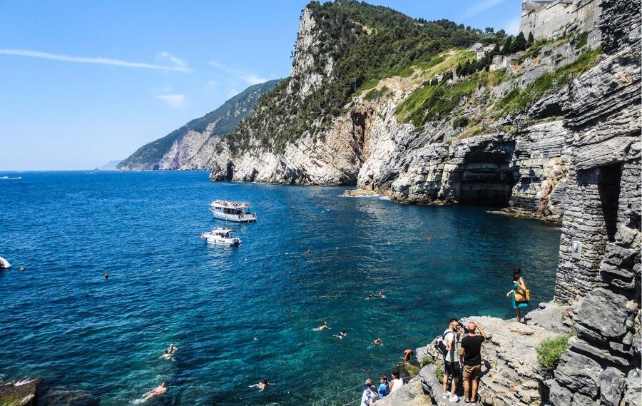 La Spezia: Cinque Terre and Portovenere Full-Day Boat Tour - Scoglio Ferale and Le Rosse: when the coastline turns into swim country