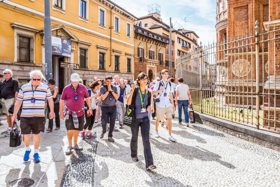 Milan: Guided Walking Tour & Last Supper Visit with Ticket - Meeting at Santa Maria delle Grazie, finding your guide, and stepping into the mural room