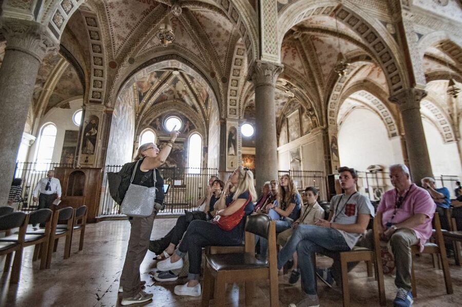 Milan: Guided Walking Tour with Last Supper Skip-the-Line - Piazza della Scala and what to actually look for at La Scala