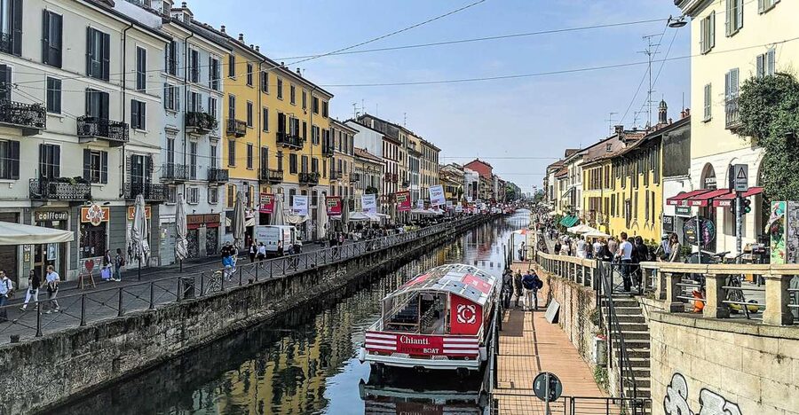 Milan: Navigli District Canal Boat Tour with Aperitivo - Where the tour starts on Alzaia Naviglio Grande and how to get a good seat