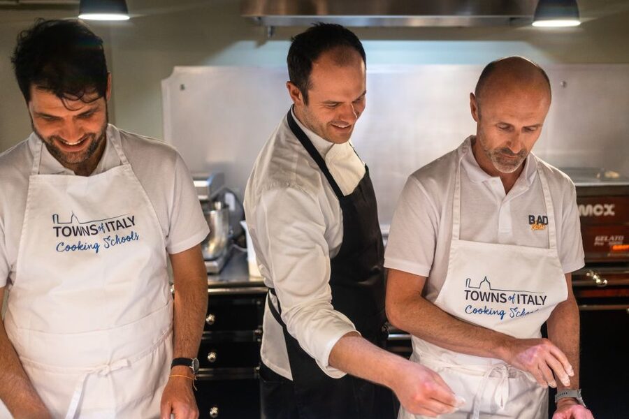 Milan: Pizza or Pasta and Gelato-Making Class with Wine - Wine and dinner timing: why the break makes the class better