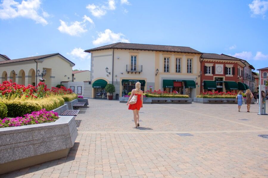 Milan: Serravalle Designer Outlet Roundtrip Bus Transfer - Serravalle Designer Outlet: how the mall is set up for browsing
