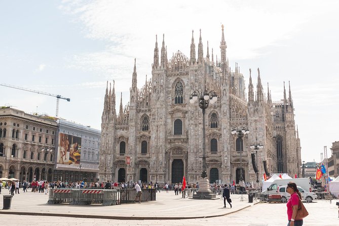 Milan Super Saver: Skip-the-Line Duomo and Rooftop Guided Tour - Starting at Piazza del Duomo, and How You Get Into the Building Fast