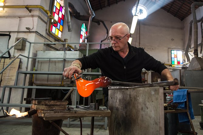 Murano Glass Experience With a Visit to a Burano Lace Island - Why Murano and Burano Feel Like Two Different Venices