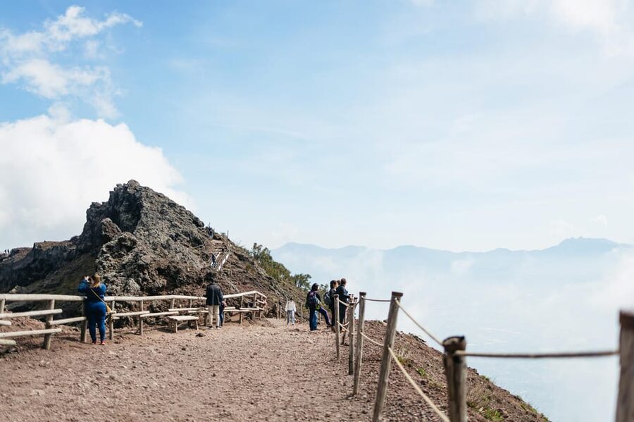 Naples: Pompeii and Mt. Vesuvius with Lunch and Wine Tasting - Lunch and wine tasting at a vineyard: why it works before the hike