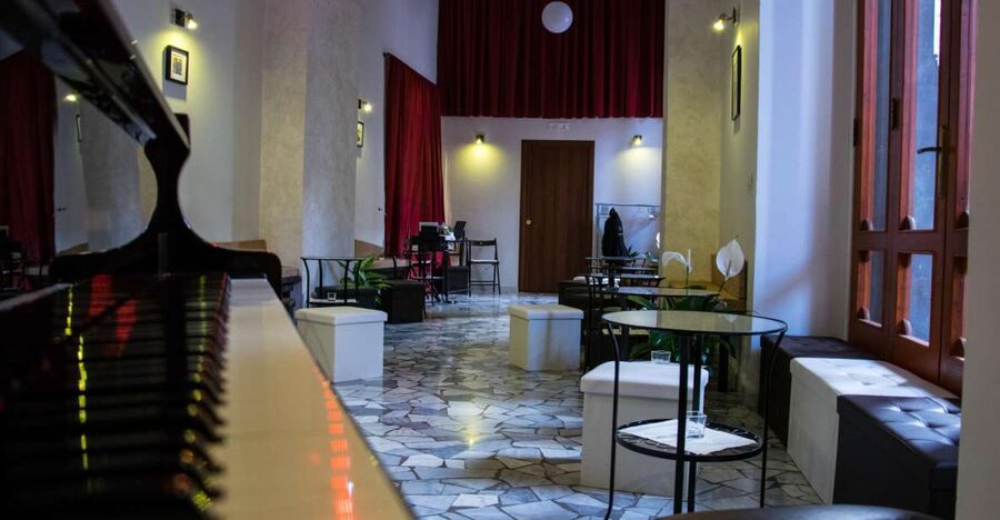 Naples: Traditional Neapolitan Music Concert - Neapolitan melodies under the Galleria Principe di Napoli arcades