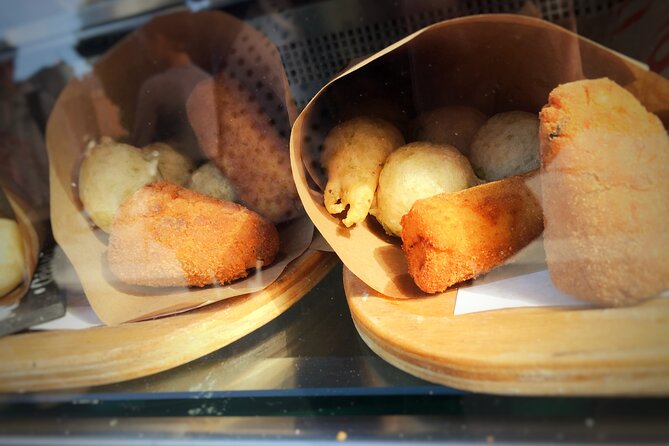 Naples' Ultimate Street Food Tour - Small Group by Do Eat Better - Pizza a Portafoglio Hot on Via dei Tribunali