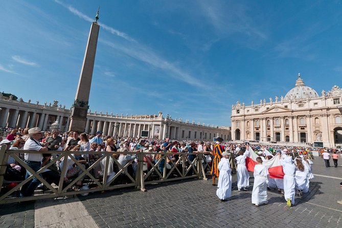 Papal Audience with Pope Leo XIV and Expert Local Guide - Meeting point in Rome, and how the guide handles the first bottleneck