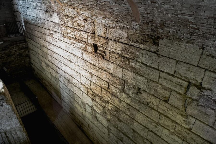 Perugia: Entry Ticket and Guided Tour of Perugia Underground - The 15-meter descent and the “Saint Lawrence Island” complex