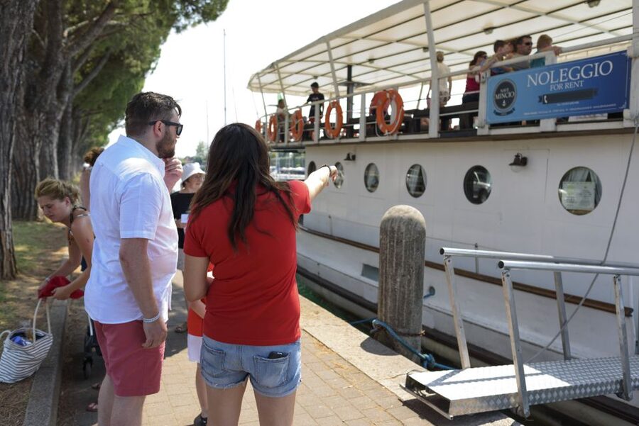 Peschiera: Half-Day Lake Garda Cruise with Lunch - Getting onto the boat smoothly, and what to pack for the swim