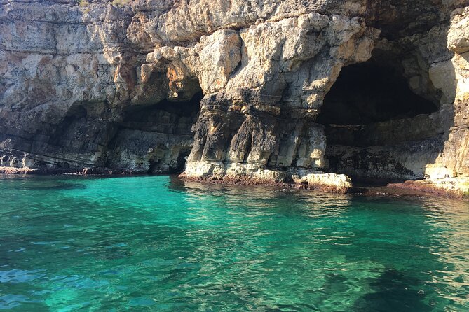 Polignano a Mare boat tour emotions, caves, diving and appetizers - Grotta Azzurra: the light effect is the star, so timing matters