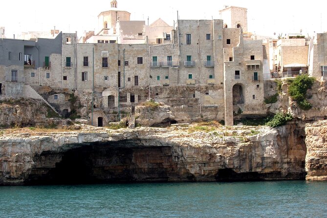 Polignano a Mare boat tour emotions, caves, diving and appetizers - Music, mood, and the skipper: when the fun is strong, the tour feels effortless