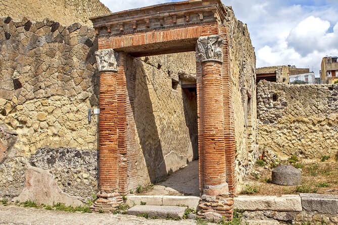 Pompeii and Herculaneum Small Group Tour with an Archaeologist - What the archaeologist guide adds, beyond facts