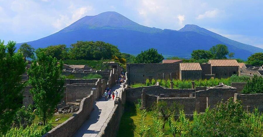 Pompeii and Vesuvius Full-Day Tour from Amalfi Coast - Pompeii Ruins With Skip-the-Line Access and Headphones That Keep You Oriented
