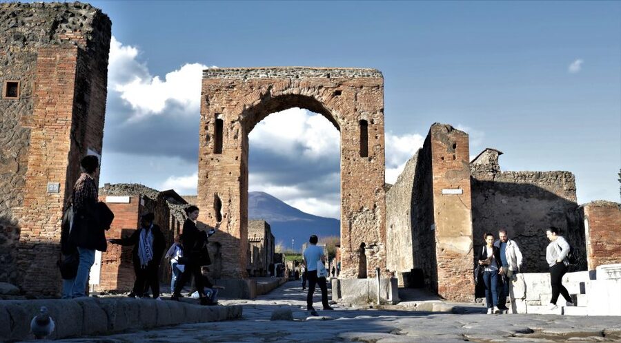 Pompeii: Day Tour of Pompeii and Vesuvius with Bus Transfer - What you’ll see from the crater rim and how to use your 1.5 hours