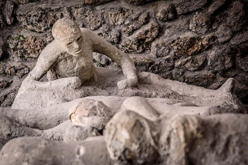 Pompeii: Exclusive Tour with Archaeologist and Entry Tickets - Macellum Market and Plaster Casts, When the Site Turns From Amazing to Unsettling
