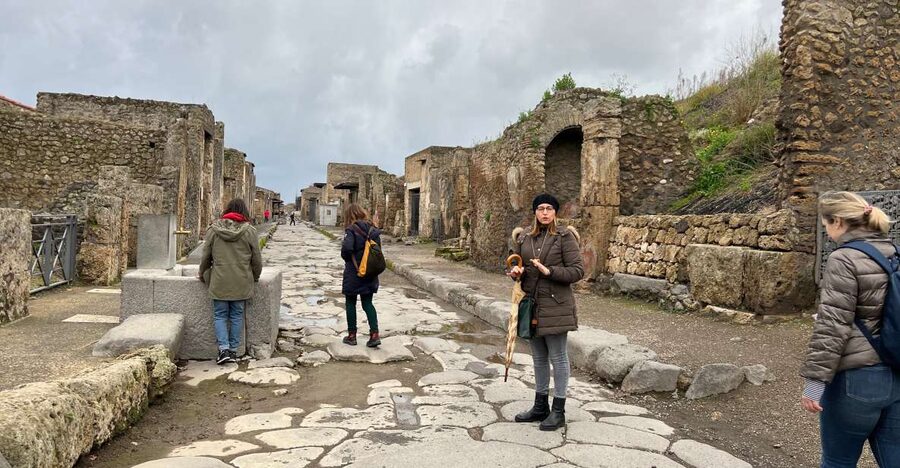 Pompeii: Small-Group Guided Tour with Skip-the-Line Ticket - Meeting at Piazza Immacolata and getting into the ruins fast