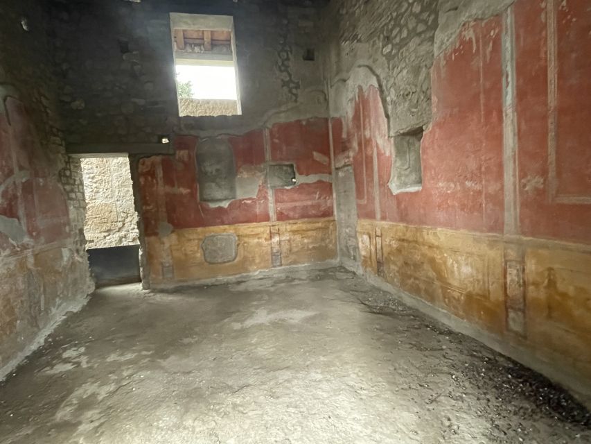 Pompeii: Small-Group Guided Tour with Skip-the-Line Ticket - Stop 2: Amphitheater of Pompeii, gladiators and crowd energy