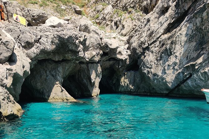 Private tour in a typical Capri boat - Coastline highlights, from White Grotta and Faraglioni to the Arc of Love