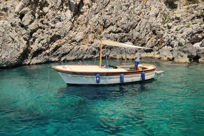 Private tour in a typical Capri boat - Villa Malaparte and Marina Piccola, where the shoreline slows down