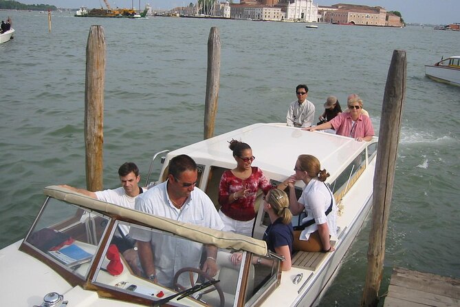 Private Venice 2 hrs Tour: Boat & Walking Tour with food tasting - Guide style and the practical reality of small boats